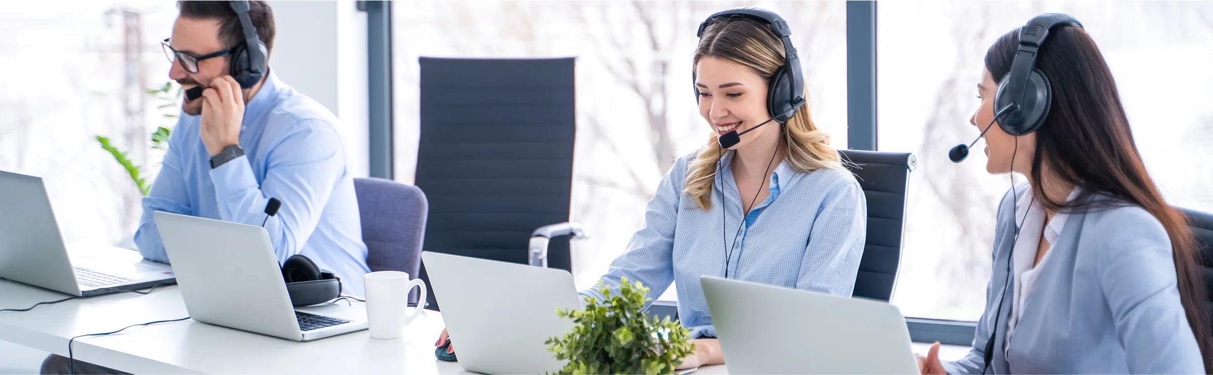 Zdjęcie trzech pracowników biura obsługi klienta